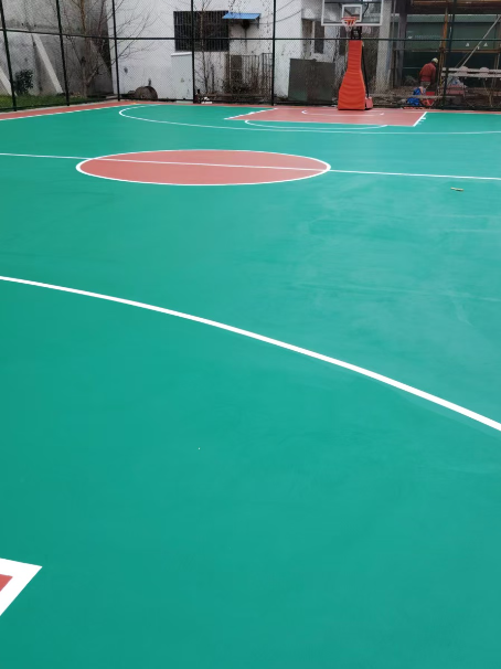 竞秀 球场长期使用易出现地面开裂